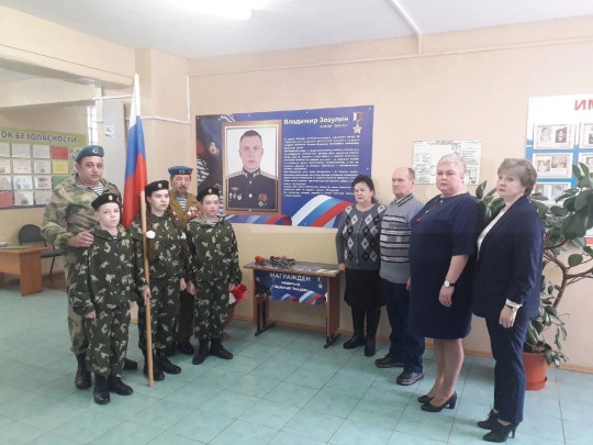 "Парта Памяти Героя" и "Стенд Памяти Героя" "Парта Памяти Героя" и "Стенд Памяти Героя".